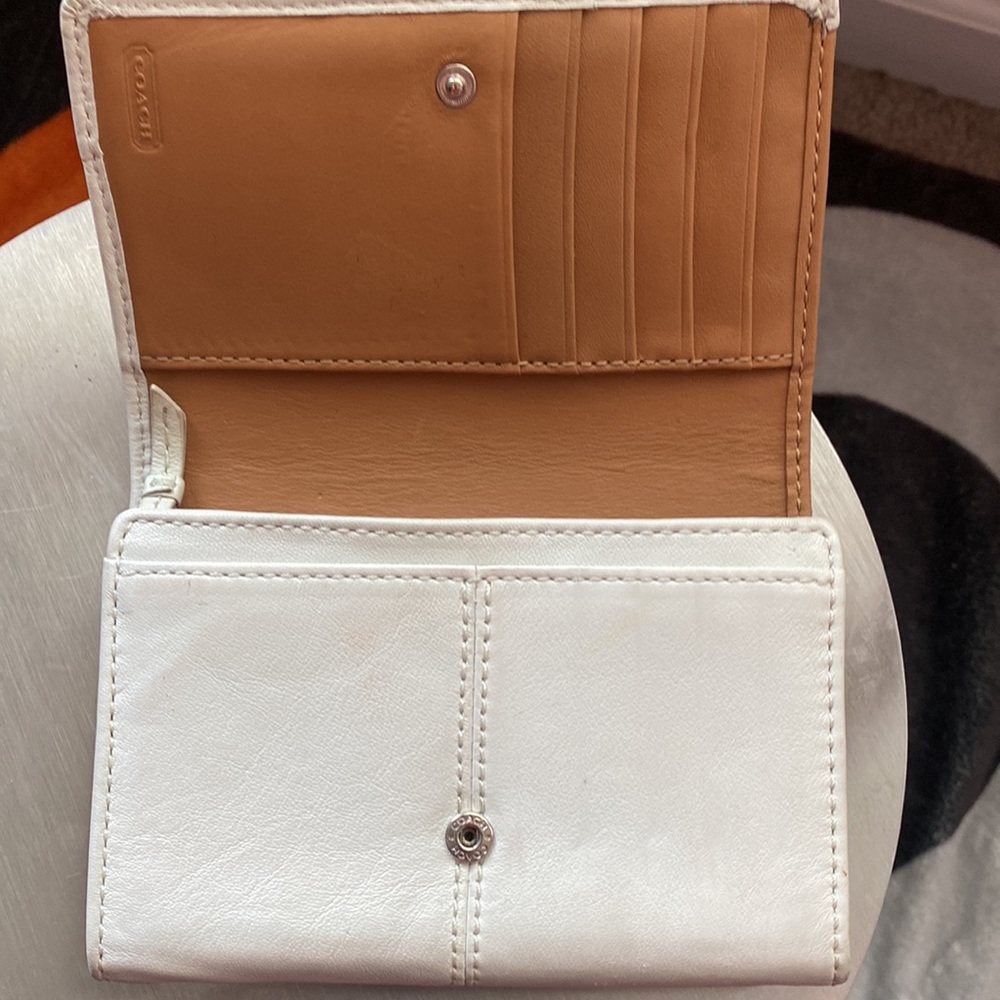PRE-OWNED COACH WHITE WOMEN’S WALLET - Picture 8 of 10